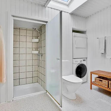 Dom wakacyjny Cozy Home In Hejls With House Sea View *